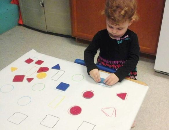 toddler_girl_doing_shape_activity_prime_time_early_learning_centers_paramus_nj-584x450