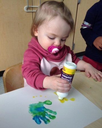 toddler_girl_painting_with_dauber_cadence_academy_preschool_dupont_wa-358x450
