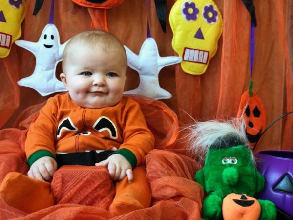 toddler_in_pumpkin_outfit_canterbury_academy_at_small_beginnings_overland_park_ks-600x450