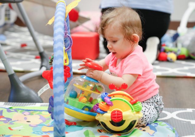 toddler_playing_cadence_academy_algonquin_il-642x450