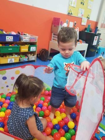 toddlers_playing_in_a_ball_pit_creative_kids_childcare_centers_beekman-338x450