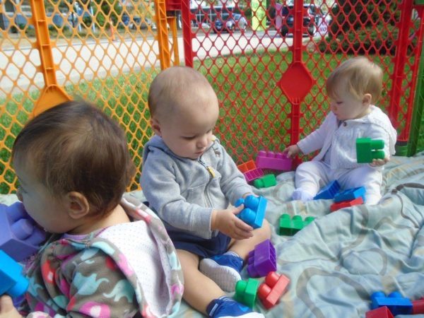 toddlers_playing_with_blocks_in_play_area_outside_next_generation_childrens_centers_natick_ma-600x450