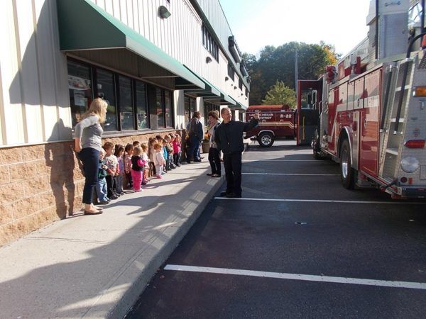 visit_from_fire_department_creative_kids_childcare_centers_yorktown-600x450