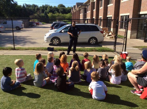 visit_from_policeman_cadence_academy_preschool_johnston_ia-605x450