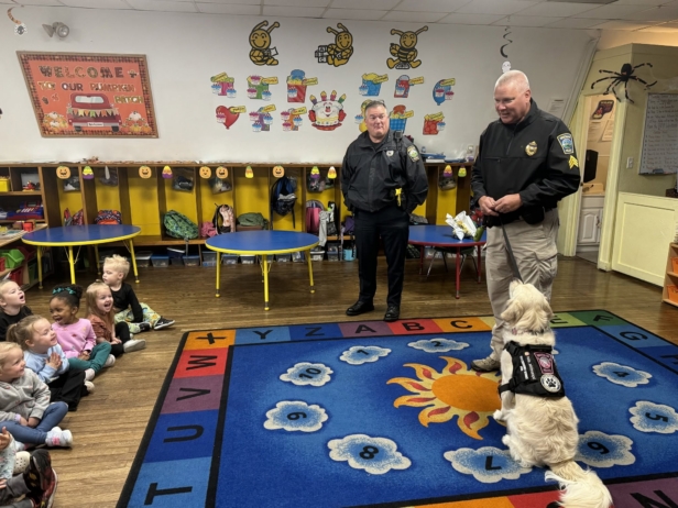 Service dogs visiting daycare and preschool aat cadence academy preschool 450 whitman washington