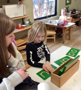 miniapple-international-montessori-school-oakdale-minnesota-hands-on-activities-learning (3)