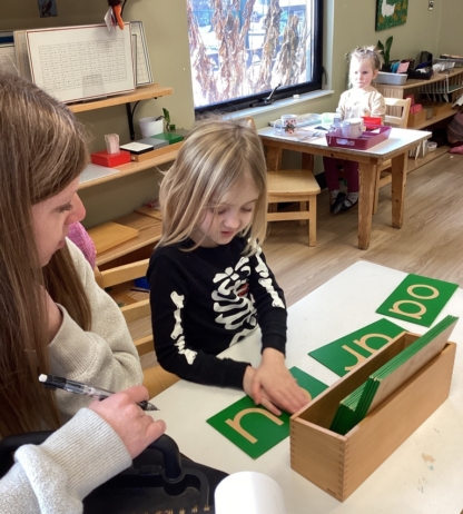 miniapple-international-montessori-school-oakdale-minnesota-hands-on-activities-learning (3)