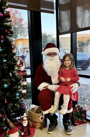 female child posing with santa at watch me grow germann