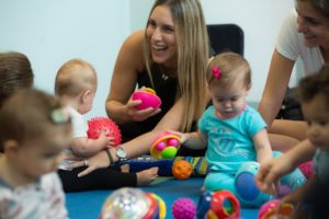 mommy playing with babyu in grown up and me classes